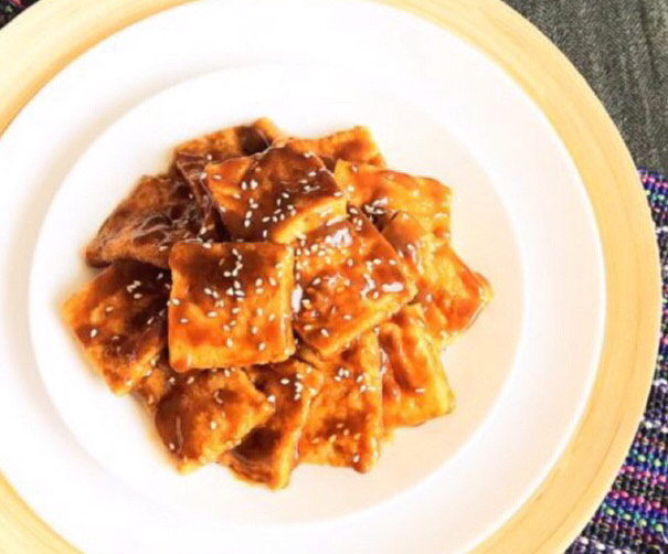 素炒千叶豆腐,素炒千叶豆腐是一道美味下饭菜,口感有弹性,风味独特~