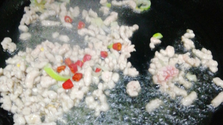 肉沫豇豆,变色后,放入<a style='color:red;display:inline-block;' href='/shicai/ 86474'>干辣椒</a>段儿调味。不喜欢吃辣也可以不放。