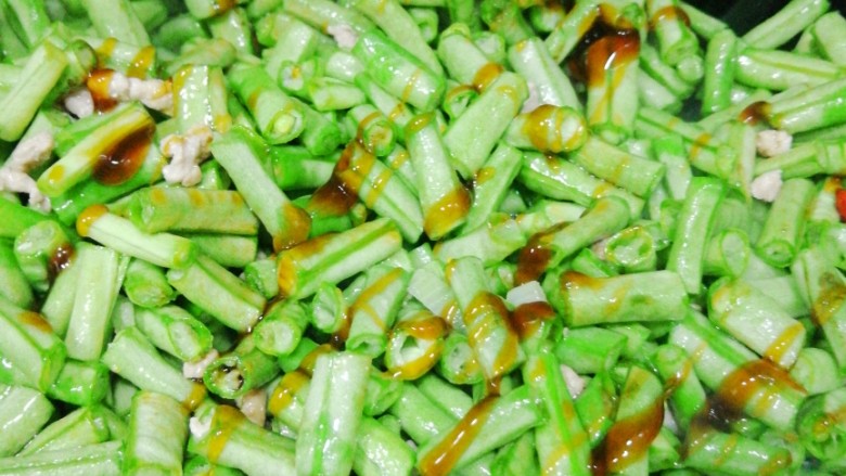 肉沫豇豆,在翻炒一会儿,淋入一些耗油。