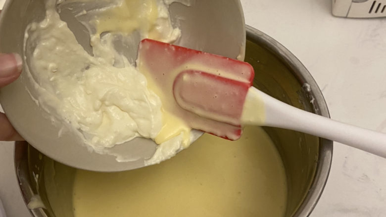 巴斯克芝士蛋糕,把低筋粉奶油混合糊倒入奶油奶酪糊中搅拌均匀,同时预热烤箱210度,35分钟