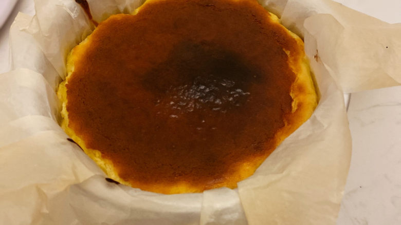 巴斯克芝士蛋糕,成功出炉,如果喜欢焦点的朋友可以再延长2-3分钟