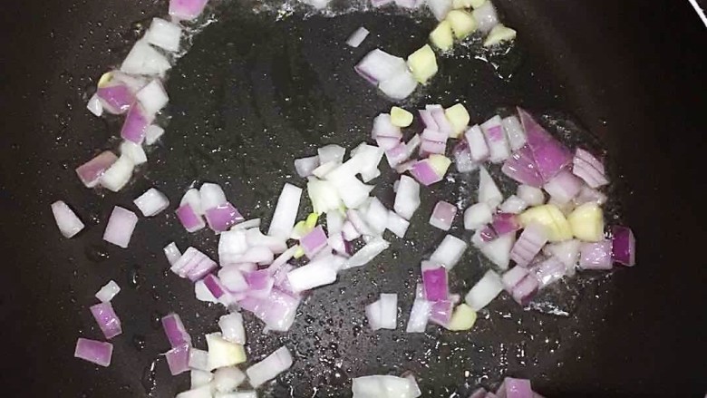 铁板日本豆腐,起锅热油,炝香葱头