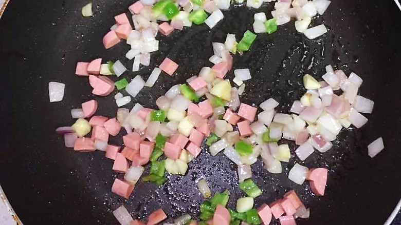 铁板日本豆腐,再加入火腿丁,少许香葱,中火翻炒。
