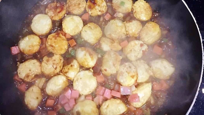 铁板日本豆腐,然后就放入煎好的日本豆腐,把调好的调味汁浇在豆腐上,小火炖。