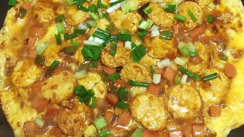 铁板日本豆腐,鸡蛋熟时,撒少许香葱叶,即可出锅