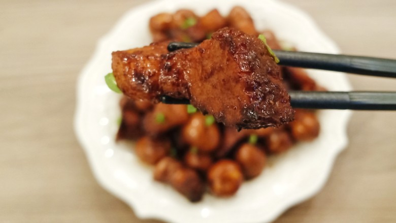 红烧鹌鹑蛋,看这个五花肉,是不是很有食欲