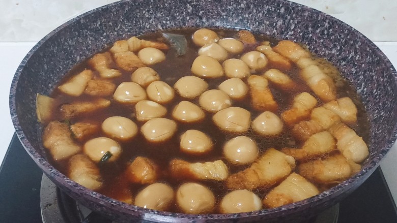 红烧鹌鹑蛋,炖30-40分钟后,再把鹌鹑蛋放进去