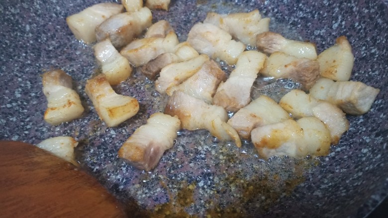 红烧鹌鹑蛋,倒入五花肉,使肉都粘上糖,