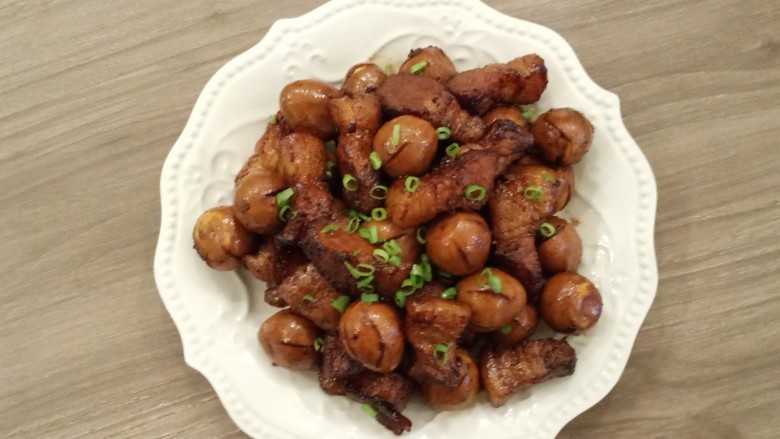 红烧鹌鹑蛋,撇掉葱姜色香料包,把鹌鹑蛋和五花肉盛出来