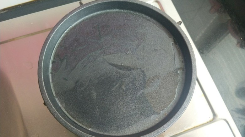 铁板日本豆腐,把铁板放在煤气上加热,倒适量的油