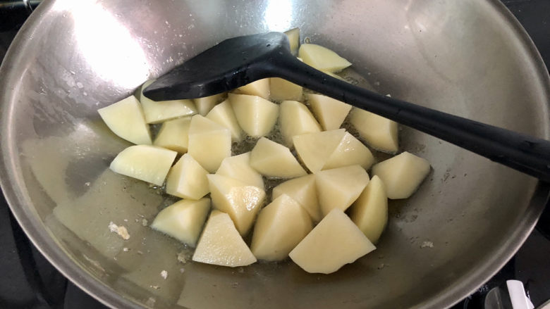 鹌鹑蛋焖土豆,热锅冷油,油温热,下土豆中小火煎