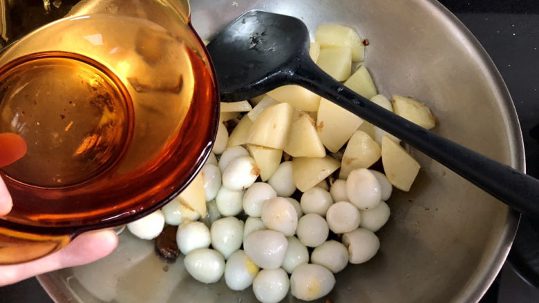 鹌鹑蛋焖土豆,泡发香菇的水,我泡香菇前简单清洗过,基本脏东西很少,