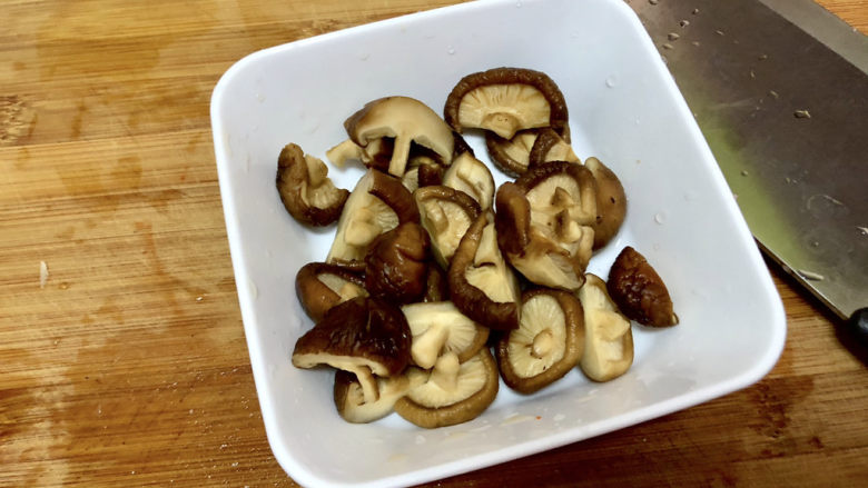 鹌鹑蛋焖土豆,香菇切块,我的香菇比较小,一分为二
