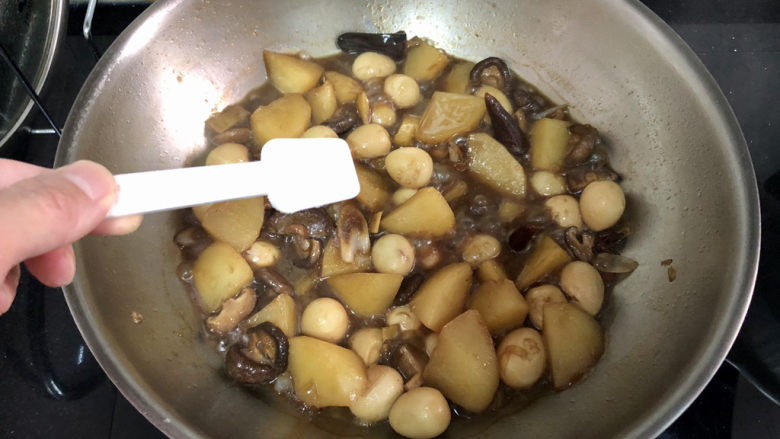 鹌鹑蛋焖土豆,开盖,尝下咸淡根据自己口味补充少许食盐