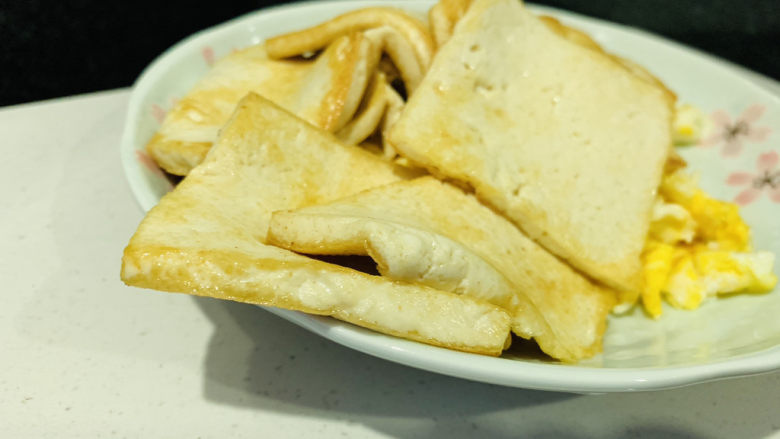 豆腐炒鸡蛋,两面金黄,盛起,先放盘里;