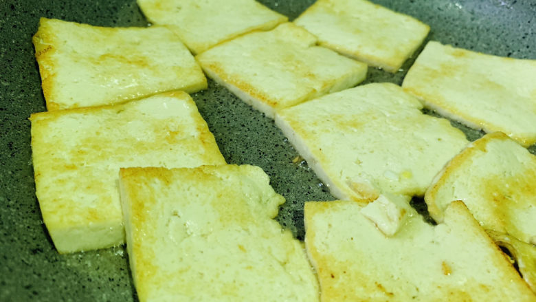 豆腐炒鸡蛋,一面煎黄,翻另一面;