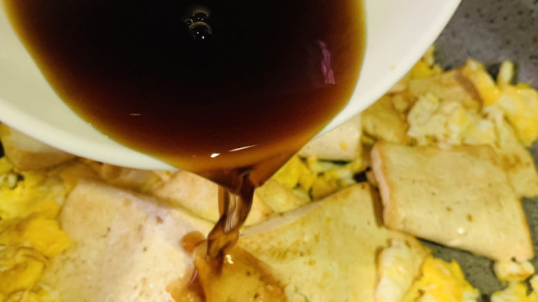 豆腐炒鸡蛋,把调好的料汁倒入锅里,翻拌均匀;