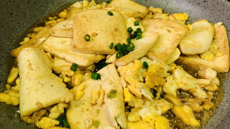 豆腐炒鸡蛋,撒葱粒,起锅;