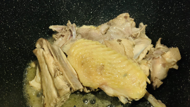 三黄鸡炖土豆,炝锅,这样可以去腥味;