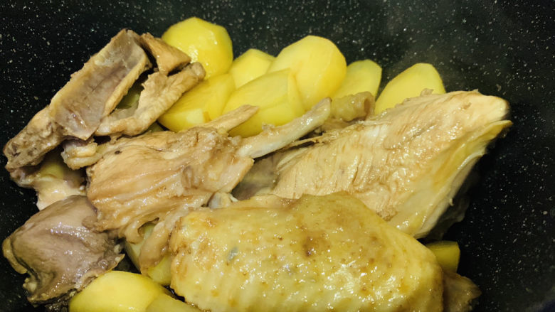 三黄鸡炖土豆,炒上色;