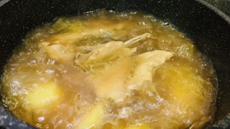 三黄鸡炖土豆,大火煮开;