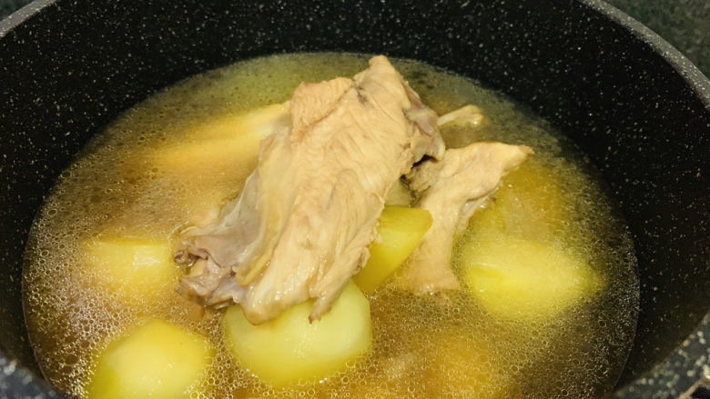 三黄鸡炖土豆,加入清水;