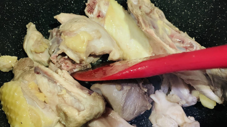 三黄鸡炖土豆,大火炒香;