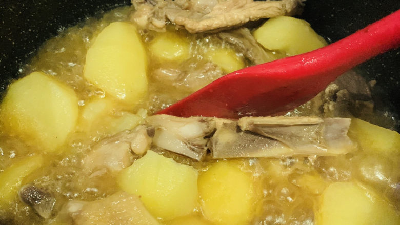 三黄鸡炖土豆,中火,盖住锅盖,炖煮,中间翻拌下;