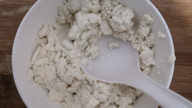 豆腐炒鸡蛋,豆腐清洗干净,放入碗中,用勺子,碾压成泥