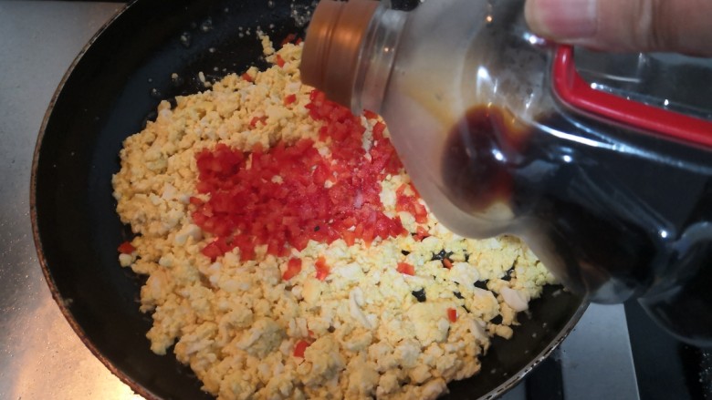 豆腐炒鸡蛋,把<a style='color:red;display:inline-block;' href='/shicai/ 788'>生抽</a>,也倒入锅中