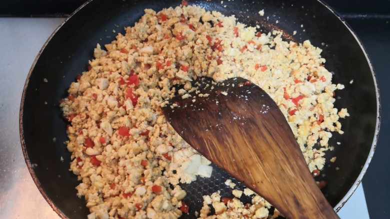 豆腐炒鸡蛋,再次的翻炒均匀,即可关火