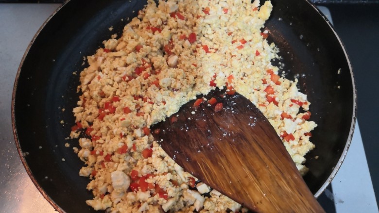 豆腐炒鸡蛋,快速的,翻炒均匀
