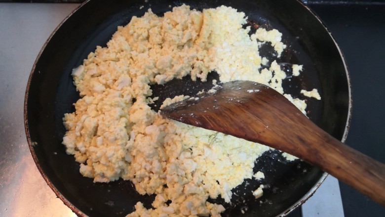 豆腐炒鸡蛋,煎至底部凝固,快速翻炒,使豆腐和鸡蛋包裹在一起