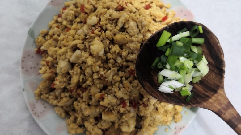 豆腐炒鸡蛋,盛盘,洒上小葱