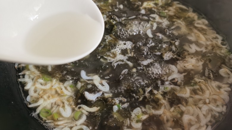 紫菜虾皮汤,加入提前调好的水淀粉,水淀粉要分次加入,不要一次性倒入锅里,防止汤汁过于浓稠。