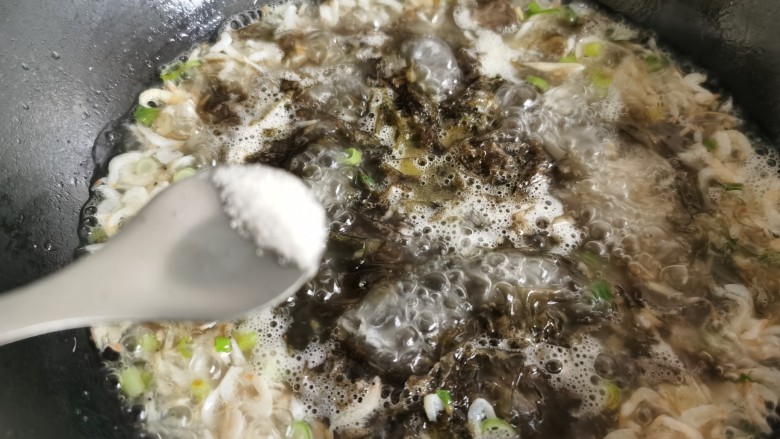 紫菜虾皮汤,根据个人口味加入一点点食盐。虾皮里已经有盐分,注意食盐不易加太多。