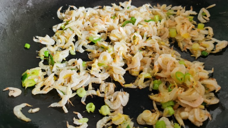 紫菜虾皮汤,锅中放油烧热,加入葱花和虾皮炒香。虾皮先用油炒一炒,做汤更香也不腥。