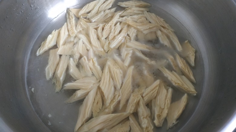 凉拌腐竹黄瓜,下锅焯水一分钟,捞出控干水分待用