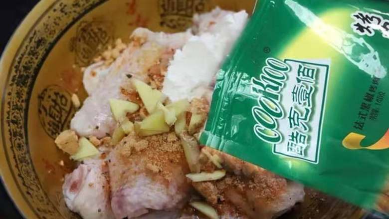 美味的法式黑椒烤鸡翅,控干鸡翅的水分,加入一勺cook100法式黑椒烤肉料。