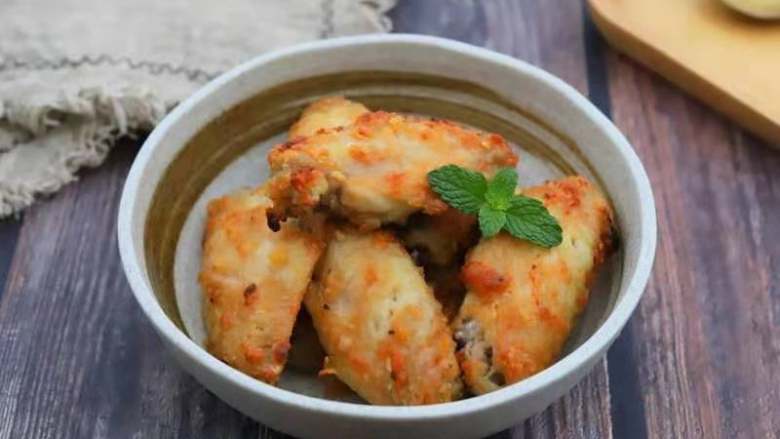 美味的法式黑椒烤鸡翅,烤好以后把鸡翅取出来即可食用,鸡翅表面那层酥脆的外皮,焦香酥脆的太好吃了,如果喜欢,一定要尝试一下这个做法