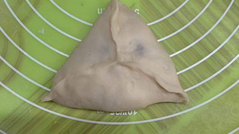 艾草麻薯包,整理封口。