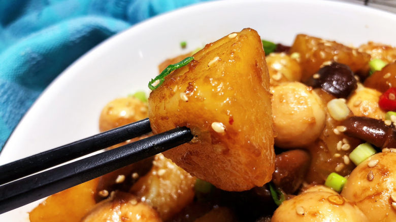 鹌鹑蛋焖土豆,土豆粉糯入味,太好吃了