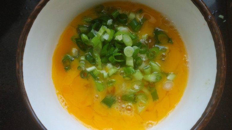 豆腐炒鸡蛋,小碗中打入两<a style='color:red;display:inline-block;' href='/shicai/ 9'>鸡蛋</a>调匀,加入葱花姜末