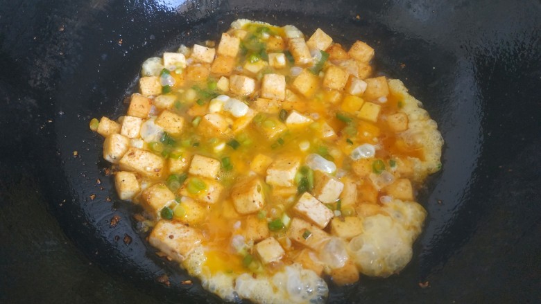 豆腐炒鸡蛋,倒入蛋液,先不动,凝固成形