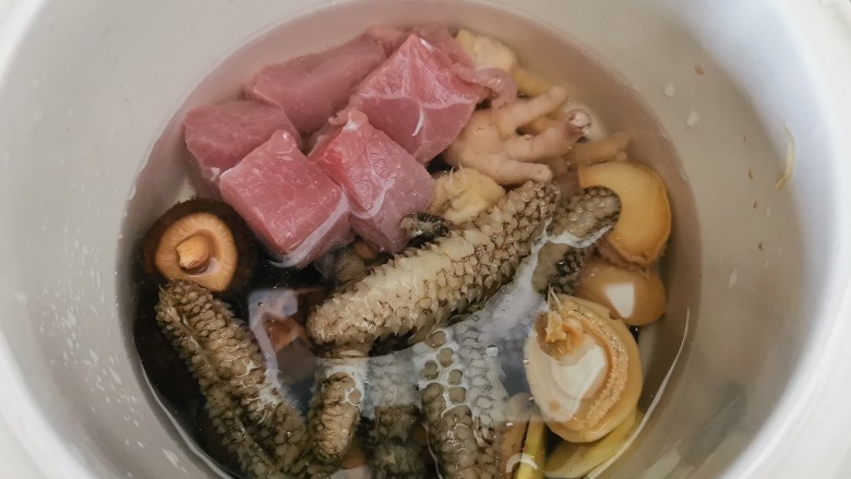 冬菇炖鲍参【滋补气血,润肺养颜】,加3碗纯净水,加盖,隔水炖两个半小时。