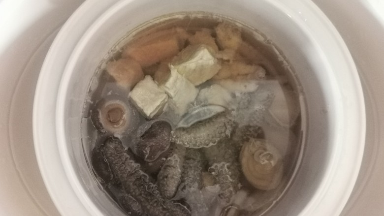 冬菇炖鲍参【滋补气血,润肺养颜】,炖够火候,加盐调味,饮汤吃肉。