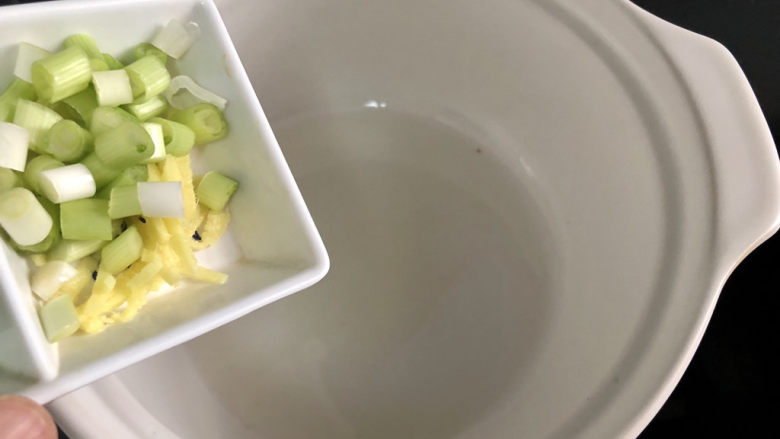 黄瓜皮蛋汤➕春风尔来为阿谁,热锅后加少许食用油,加入葱白姜丝,小火煸香