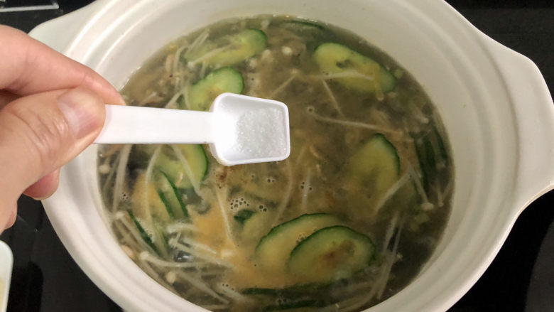 黄瓜皮蛋汤➕春风尔来为阿谁,尝下咸淡,根据个人口味添加少许食盐定味