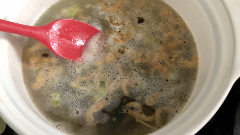黄瓜皮蛋汤➕春风尔来为阿谁,中火煮开,撇去浮末