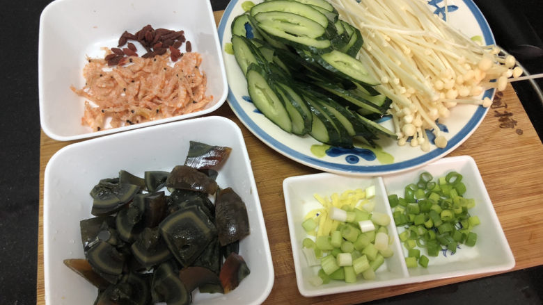 黄瓜皮蛋汤➕春风尔来为阿谁,黄瓜切薄片,全部食材准备好